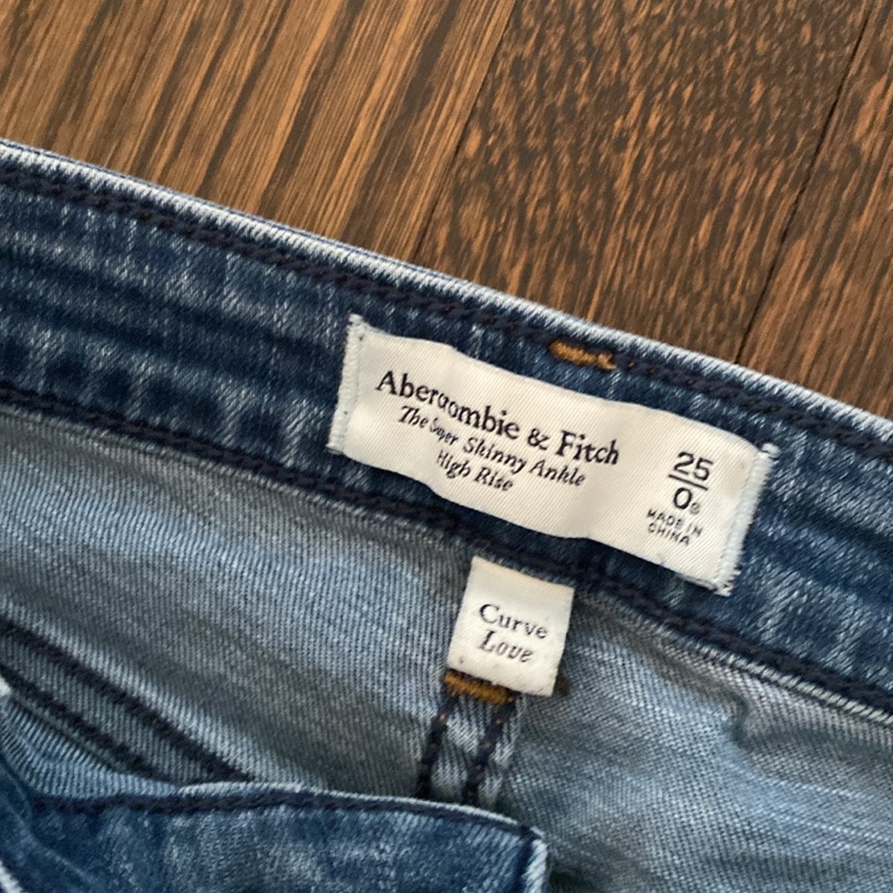 Abercrombie & Fitch. The Super Skinny Ankle. High Rise. Curve Love 25/0S. - Picture 3 of 6
